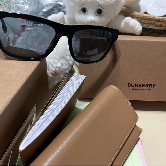 Burberry Black Sunglasses Sleek Design NWT - Picture 2 of 6